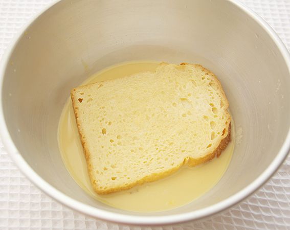 食パンを卵液に浸す
