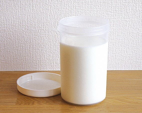 牛乳500ｍｌが注がれた容器